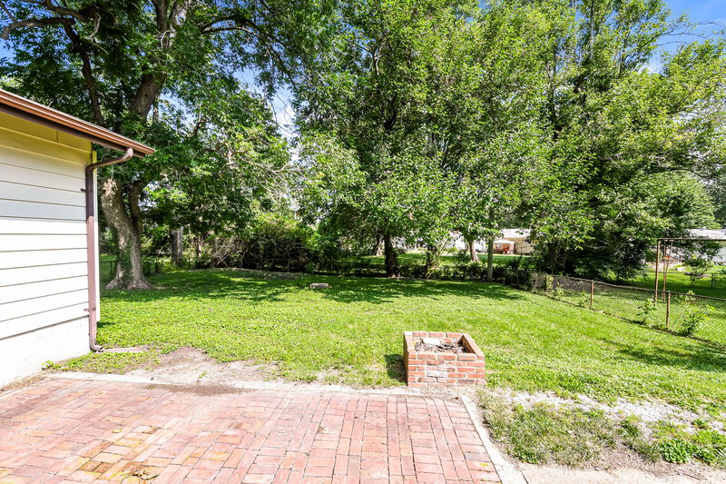 2,165/Mo, 1850 Shirlene Dr Florissant, MO 63031 Backyard View