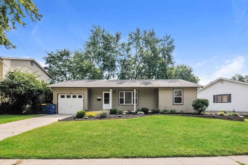 1,685/Mo, 2710 Sherwood Dr Florissant, MO 63031 Front View