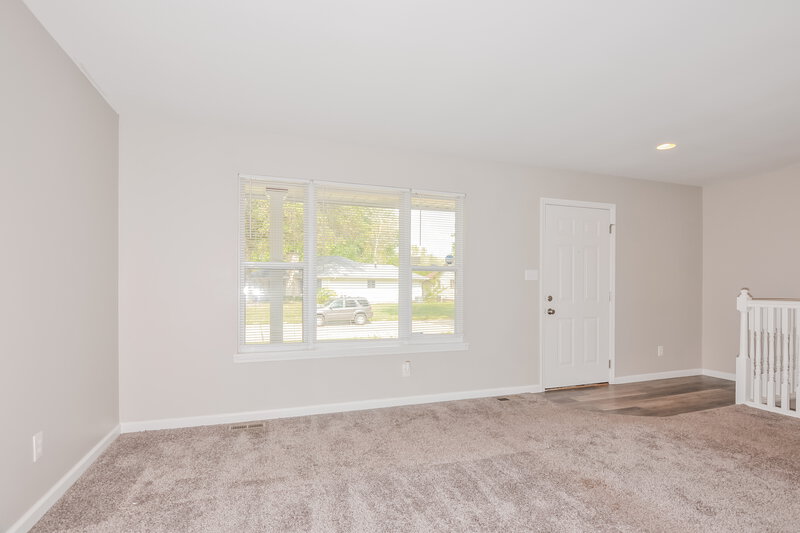 1,685/Mo, 2710 Sherwood Dr Florissant, MO 63031 Dining Room View 2