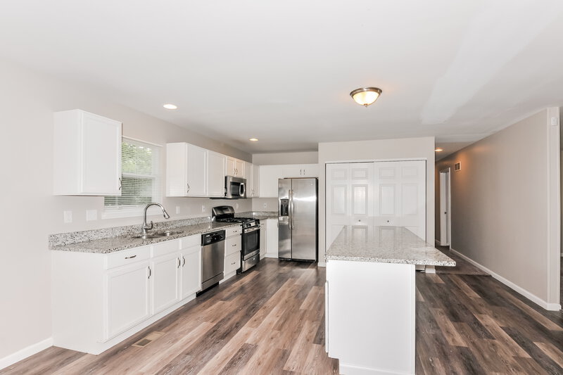 1,685/Mo, 2710 Sherwood Dr Florissant, MO 63031 Kitchen View