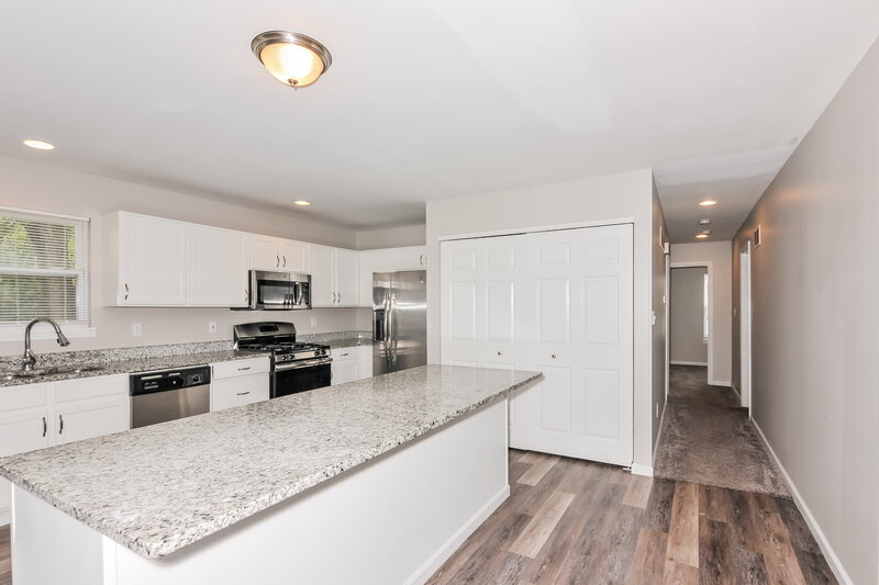 1,685/Mo, 2710 Sherwood Dr Florissant, MO 63031 Kitchen View 2