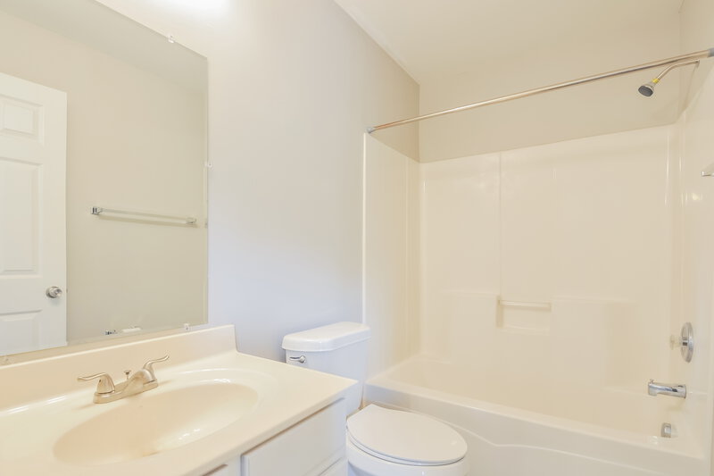 1,685/Mo, 2710 Sherwood Dr Florissant, MO 63031 Main Bathroom View