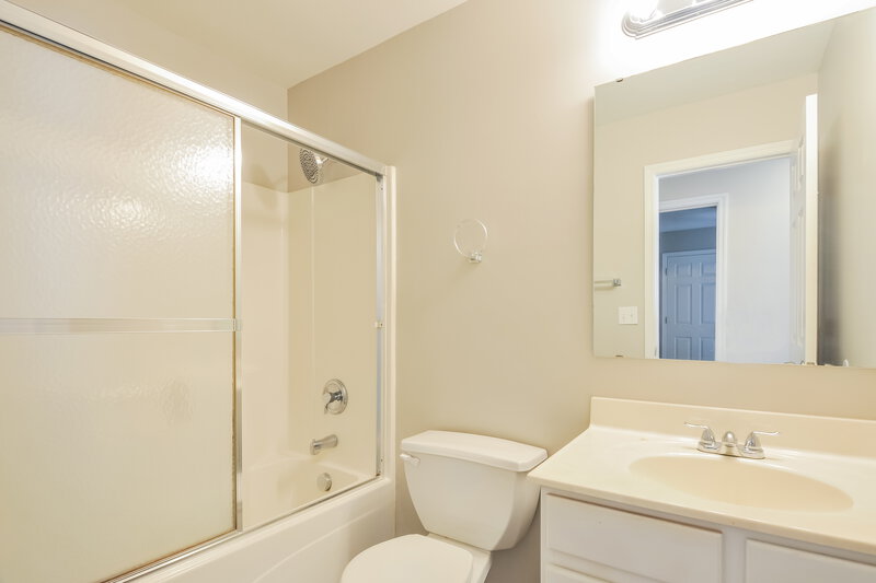 1,685/Mo, 2710 Sherwood Dr Florissant, MO 63031 Bathroom View