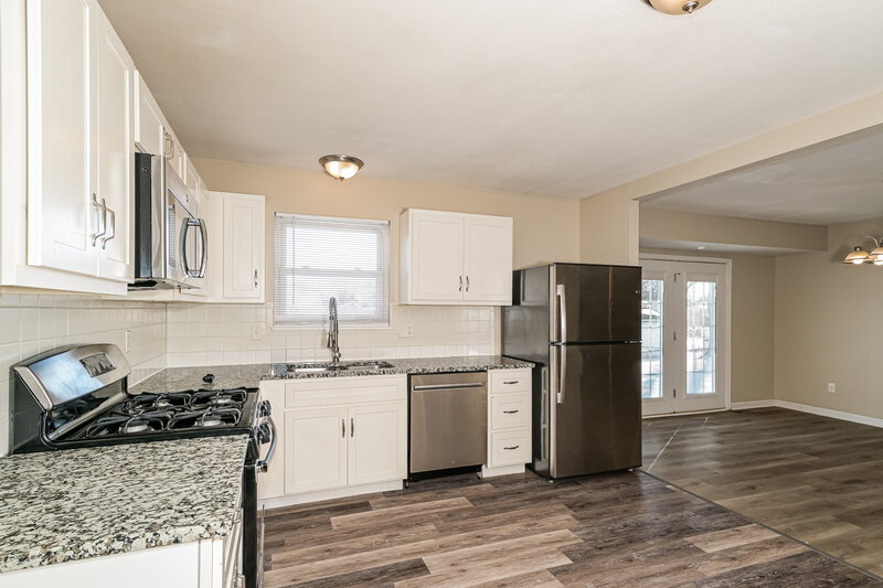 1,905/Mo, 2966 Clanfield Dr Florissant, MO 63031 Kitchen View 2