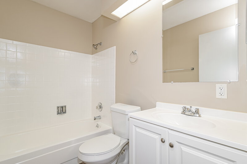 1,905/Mo, 2966 Clanfield Dr Florissant, MO 63031 Bathroom View
