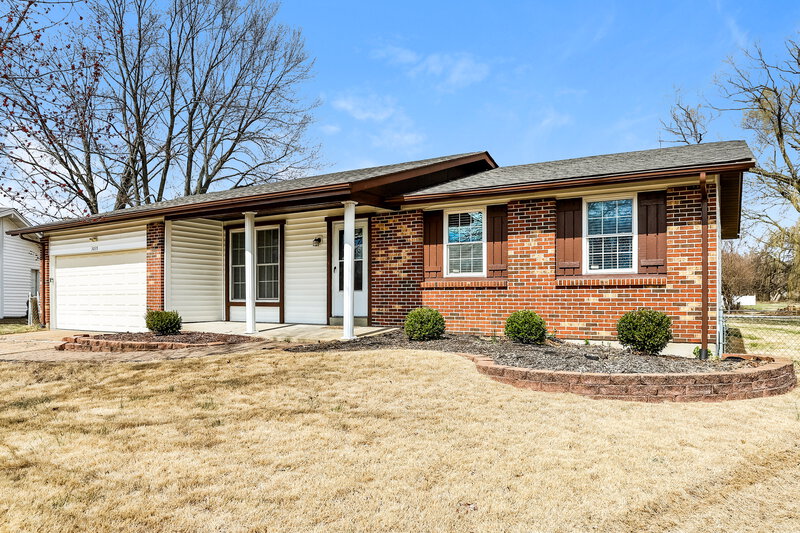 1,575/Mo, 3035 Oriental Dr Florissant, MO 63031 Front View