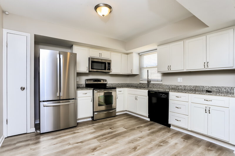 1,575/Mo, 3035 Oriental Dr Florissant, MO 63031 Kitchen View