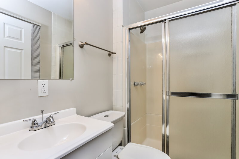 1,575/Mo, 3035 Oriental Dr Florissant, MO 63031 Main Bathroom View