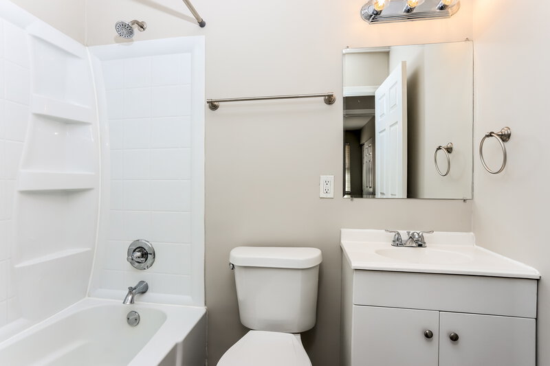 1,575/Mo, 3035 Oriental Dr Florissant, MO 63031 Bathroom View