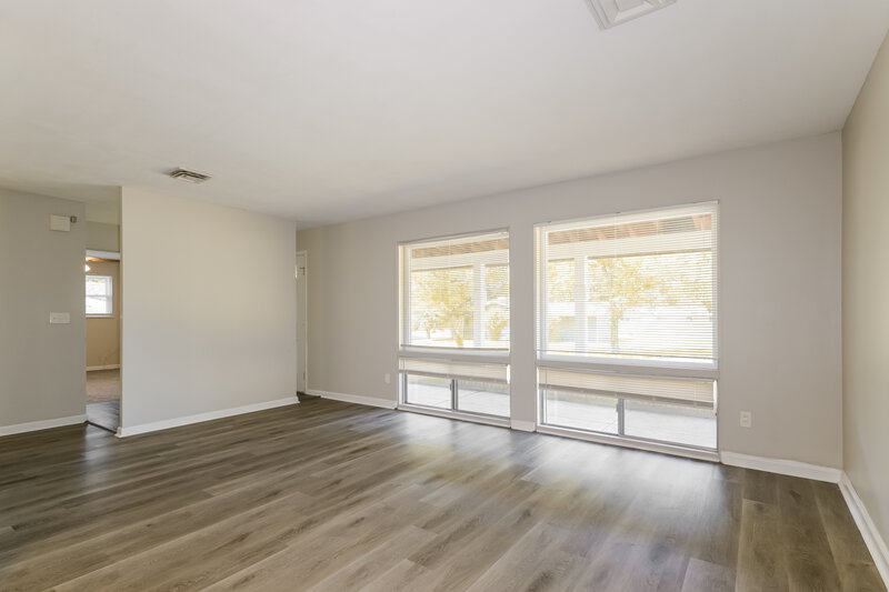 2,060/Mo, 3160 Hargrove Ln Florissant, MO 63033 Living Room View 2