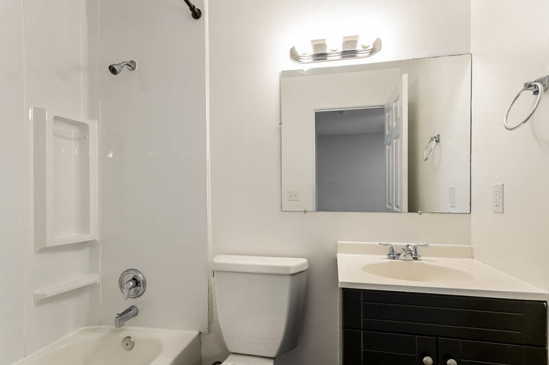 2,060/Mo, 3160 Hargrove Ln Florissant, MO 63033 Main Bathroom View