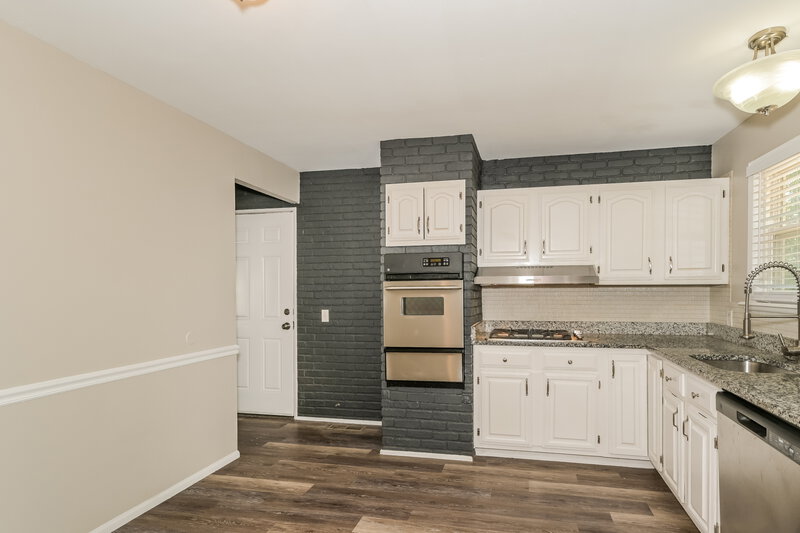 1,875/Mo, 3385 Brunswick Dr Florissant, MO 63033 Kitchen View 2