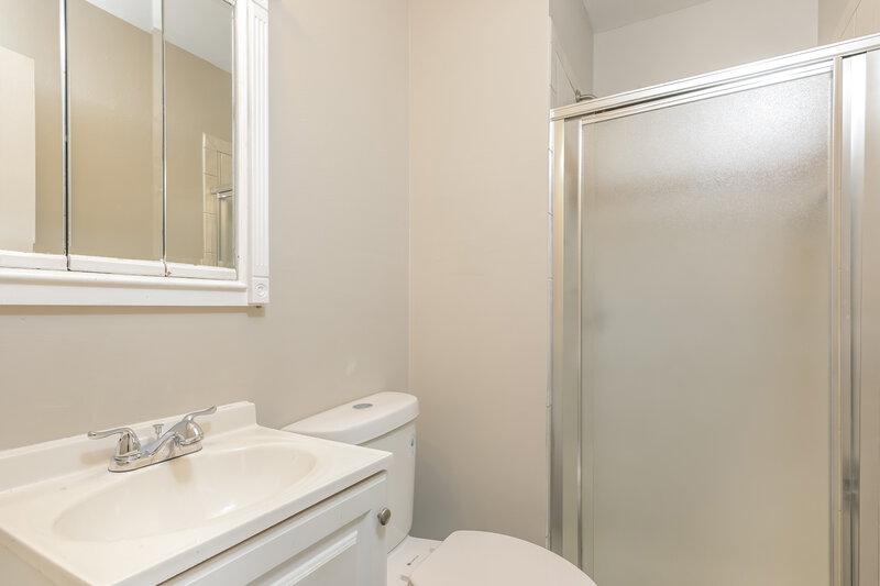 1,875/Mo, 3385 Brunswick Dr Florissant, MO 63033 Main Bathroom View