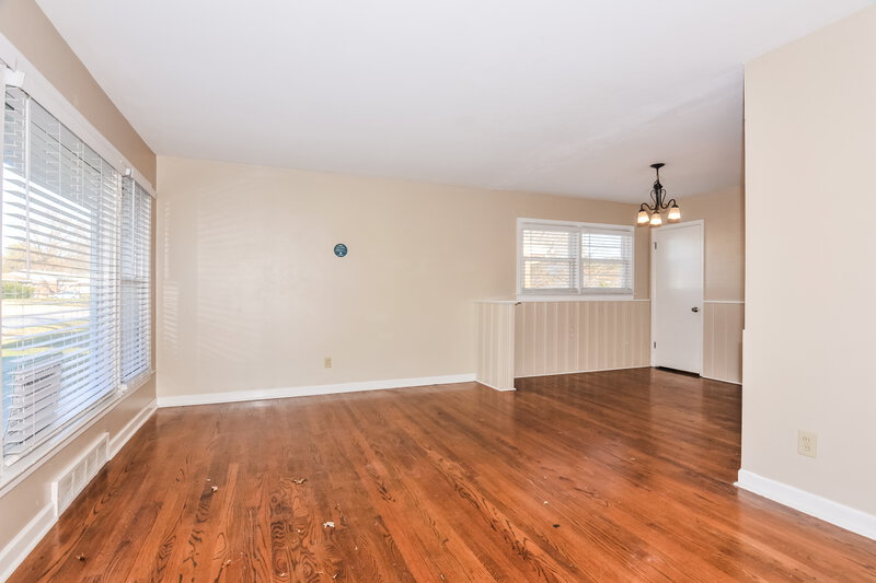 2,040/Mo, 570 Saint Anthony Ln Florissant, MO 63033 Living Room View