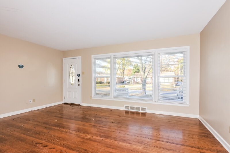2,040/Mo, 570 Saint Anthony Ln Florissant, MO 63033 Living Room View 2