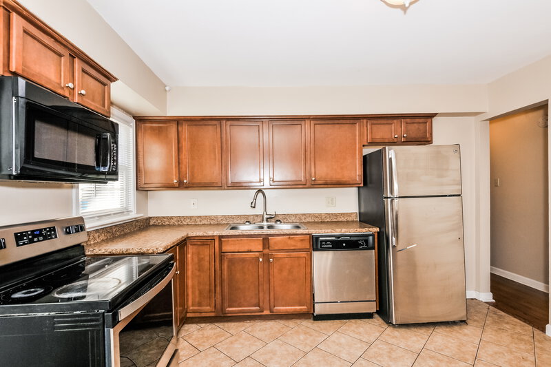 2,040/Mo, 570 Saint Anthony Ln Florissant, MO 63033 Kitchen View