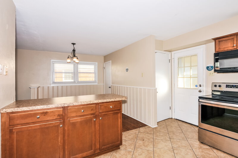 2,040/Mo, 570 Saint Anthony Ln Florissant, MO 63033 Kitchen View 2