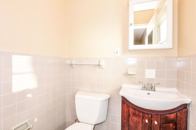 2,040/Mo, 570 Saint Anthony Ln Florissant, MO 63033 Main Bathroom View