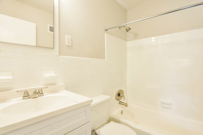 2,040/Mo, 570 Saint Anthony Ln Florissant, MO 63033 Bathroom View