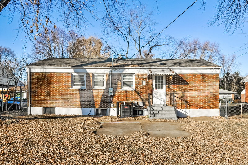 2,040/Mo, 570 Saint Anthony Ln Florissant, MO 63033 Rear View 2