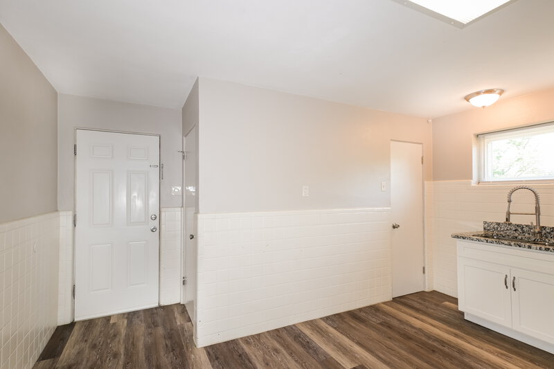 1,675/Mo, 605 Plantmore Dr St. Louis, MO 63135 Kitchen View