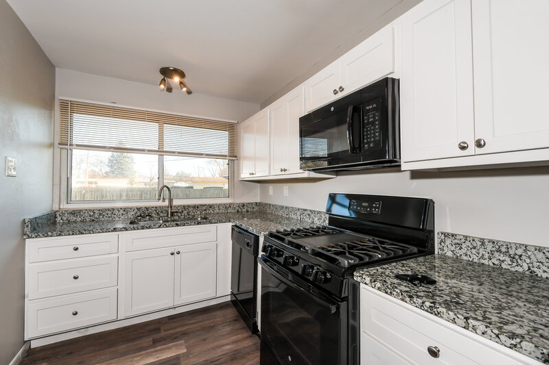 1,325/Mo, 705 GONZAGA LN Florissant, MO 63031 Kitchen View