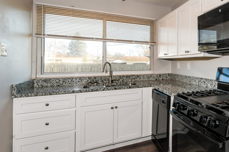 1,325/Mo, 705 GONZAGA LN Florissant, MO 63031 Kitchen View 3