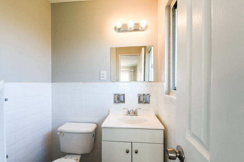 1,325/Mo, 705 GONZAGA LN Florissant, MO 63031 Main Bathroom View