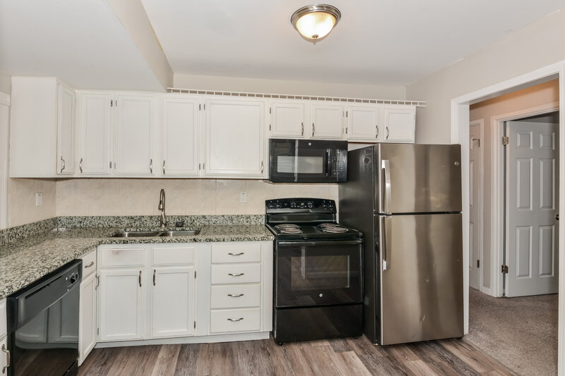 1,290/Mo, 735 Mullanphy Rd Florissant, MO 63031 Kitchen View