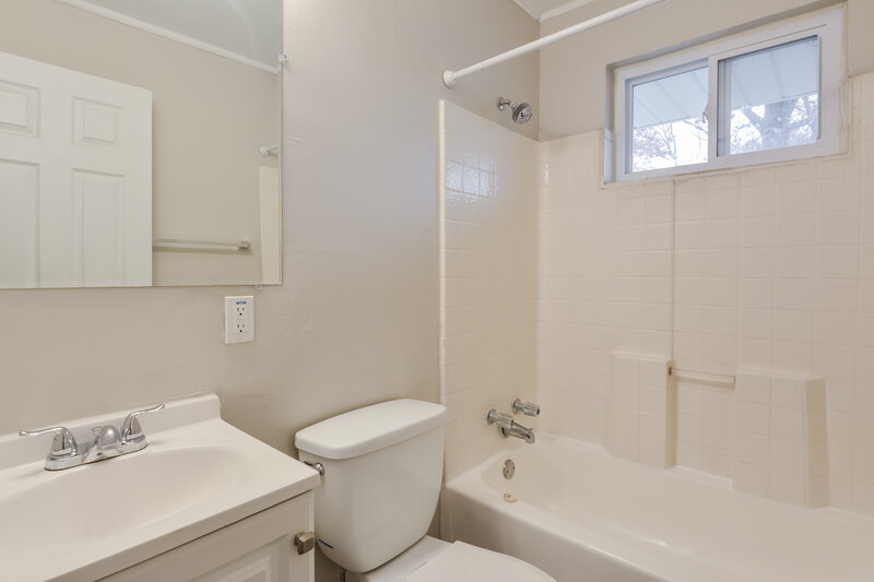 1,290/Mo, 735 Mullanphy Rd Florissant, MO 63031 Bathroom View