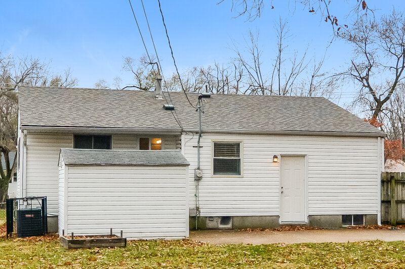 1,290/Mo, 735 Mullanphy Rd Florissant, MO 63031 Rear View 2