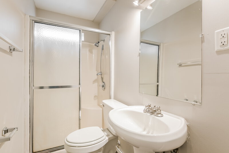 2,115/Mo, 765 Boone St Florissant, MO 63031 Bathroom View