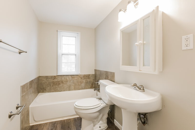 2,115/Mo, 765 Boone St Florissant, MO 63031 Bathroom View 2