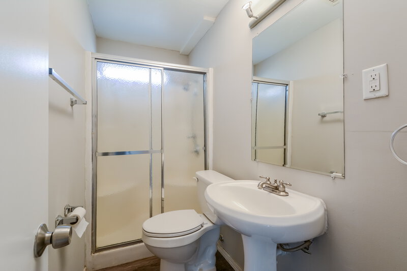 2,115/Mo, 765 Boone St Florissant, MO 63031 Bathroom View 3