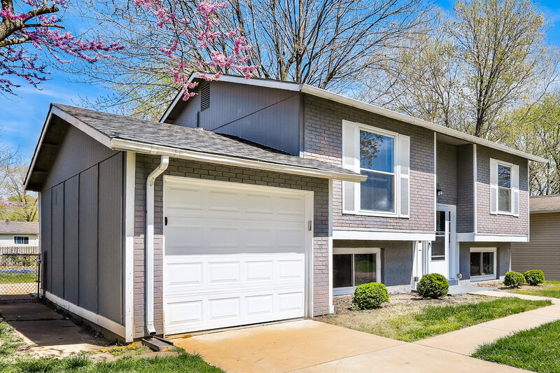 1,665/Mo, 1637 Ventnor Dr Florissant, MO 63031 Front View