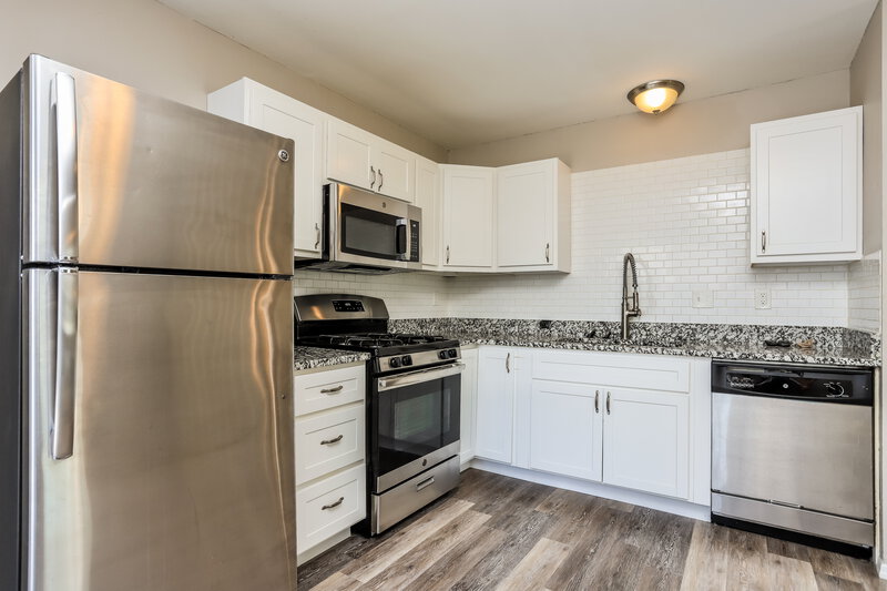 1,665/Mo, 1637 Ventnor Dr Florissant, MO 63031 Kitchen View 2