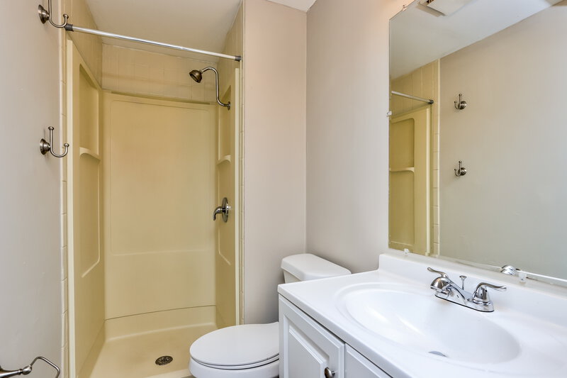 1,665/Mo, 1637 Ventnor Dr Florissant, MO 63031 Main Bathroom View