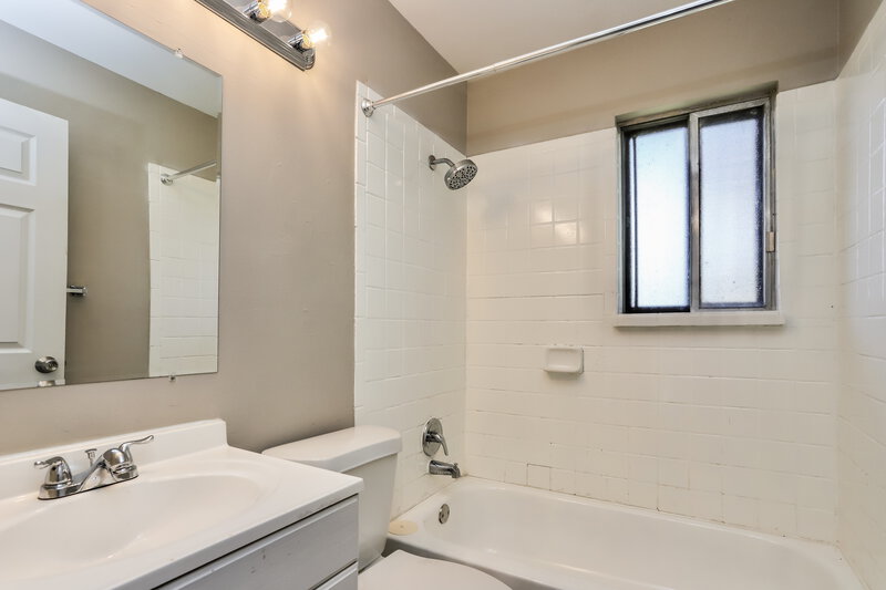 1,665/Mo, 1637 Ventnor Dr Florissant, MO 63031 Bathroom View