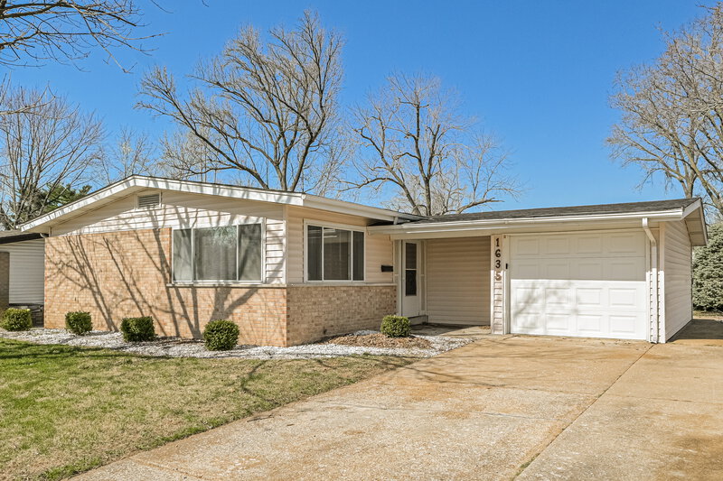 2,340/Mo, 1635 Trotter Way Florissant, MO 63031 Front View