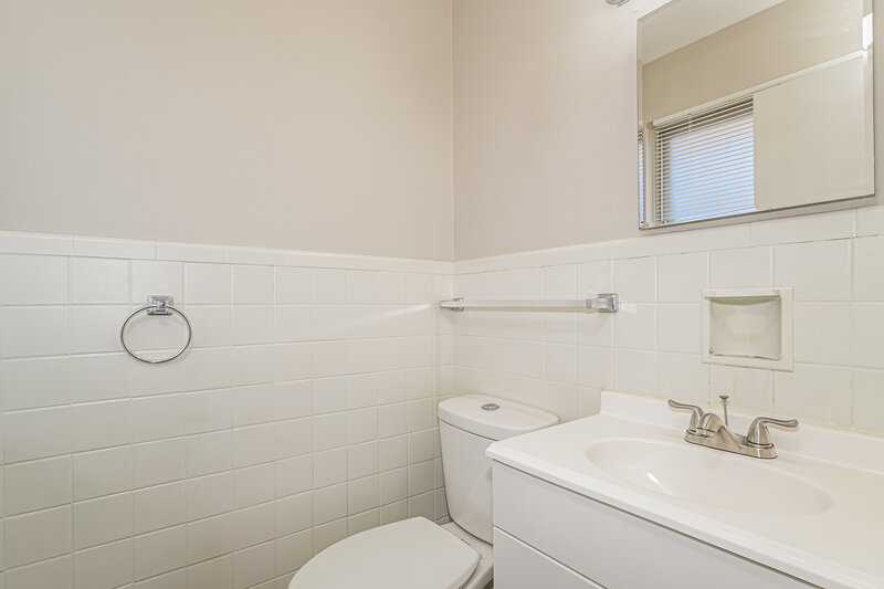 2,340/Mo, 1635 Trotter Way Florissant, MO 63031 Main Bathroom View
