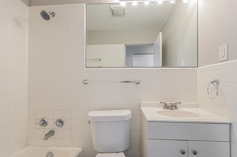 2,340/Mo, 1635 Trotter Way Florissant, MO 63031 Main Bathroom View 2