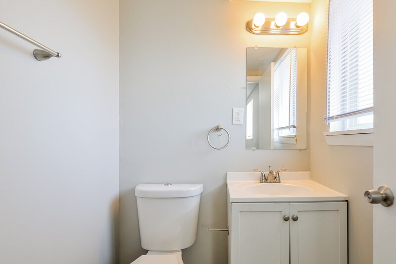 1,755/Mo, 1570 Tahoe Dr Florissant, MO 63031 Main Bathroom View