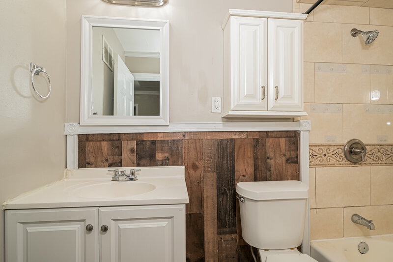 1,995/Mo, 3935 Parker Rd Florissant, MO 63033 Bathroom View