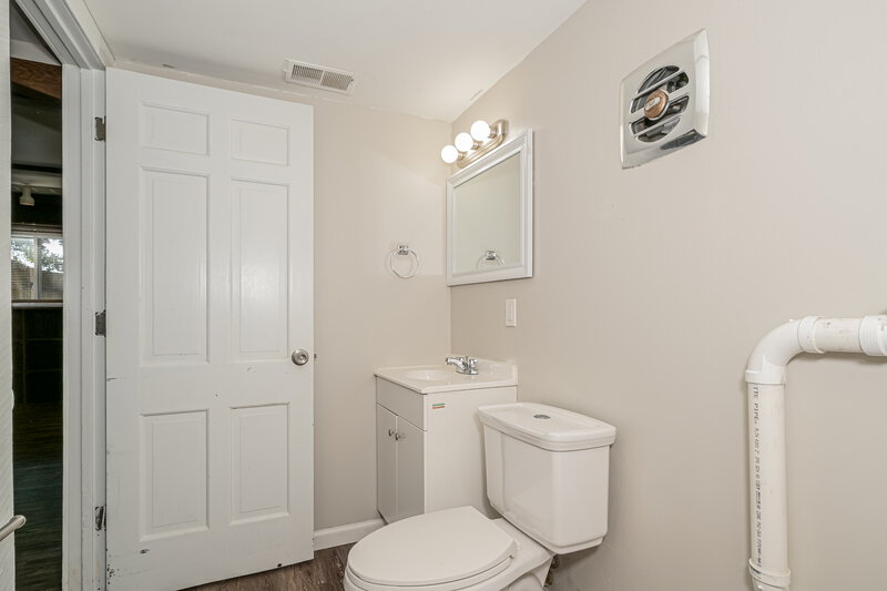 1,995/Mo, 3935 Parker Rd Florissant, MO 63033 Bathroom View 2