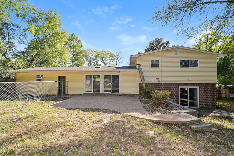 1,995/Mo, 3935 Parker Rd Florissant, MO 63033 Rear View