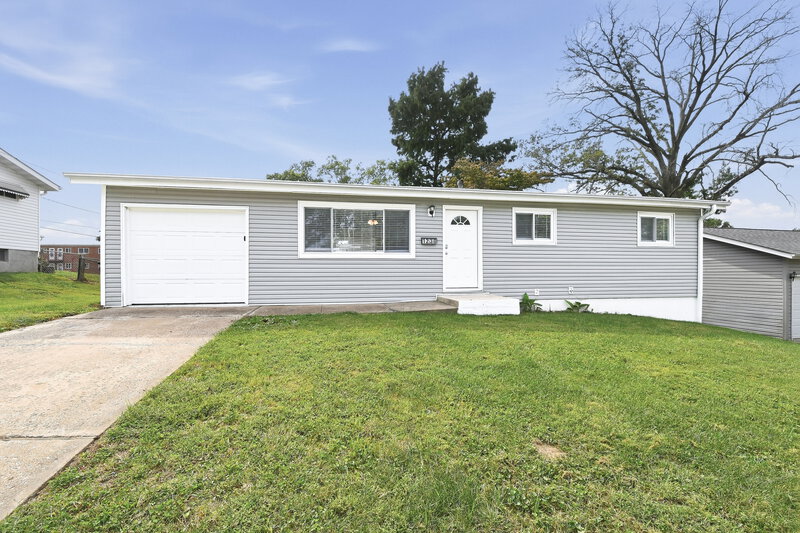 0/Mo, 1230 Acredale Dr Florissant, MO 63033 External View