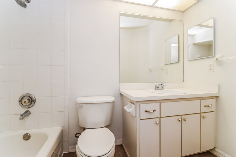 2,245/Mo, 7833 Fashion Loop New Port Richey, FL 34654 Main Bathroom View