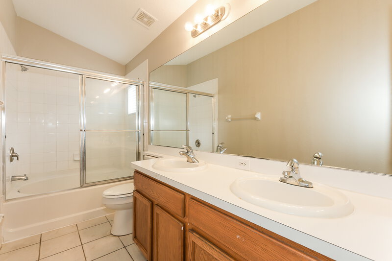 2,050/Mo, 11109 Lake Lanier Dr Riverview, FL 33569 Main Bathroom View