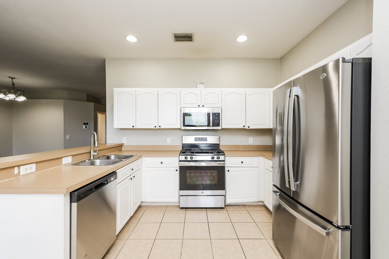 1,960/Mo, 6748 Monarch Park Dr Apollo Beach, FL 33572 Kitchen View