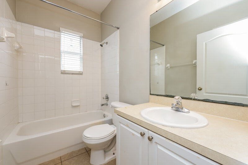 1,960/Mo, 6748 Monarch Park Dr Apollo Beach, FL 33572 Bathroom View